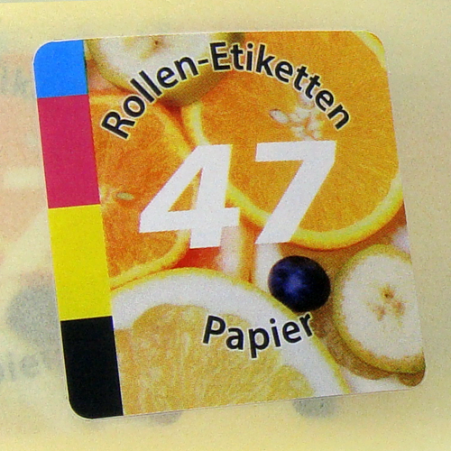 Etiketten auf Rolle aus Papier